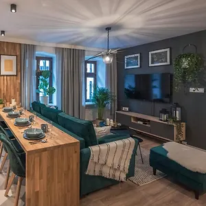 Apartment Spacious ~ 150m Main Square ~ Self Check-in 24h, Wroclaw